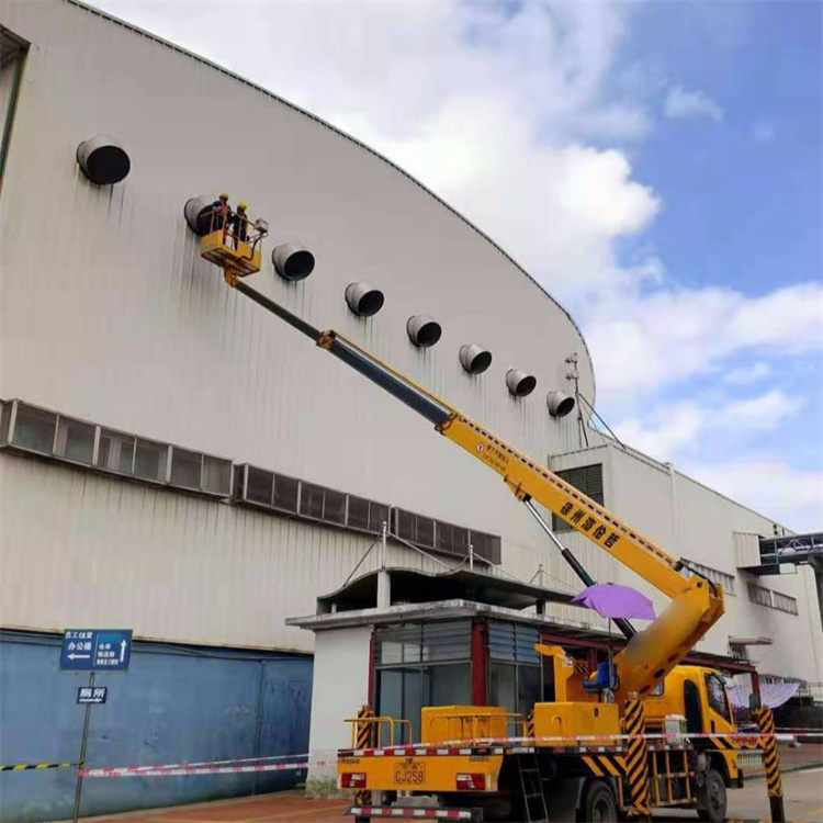 青岛高空作业车出租服务：专业广告牌安装解决方案