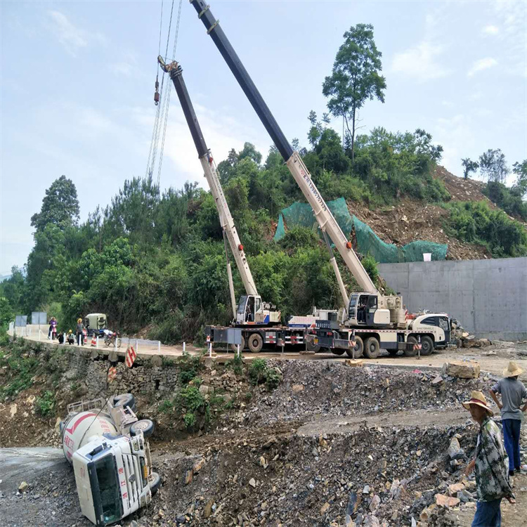 青岛汽车掉沟里叫吊车救援要多少钱